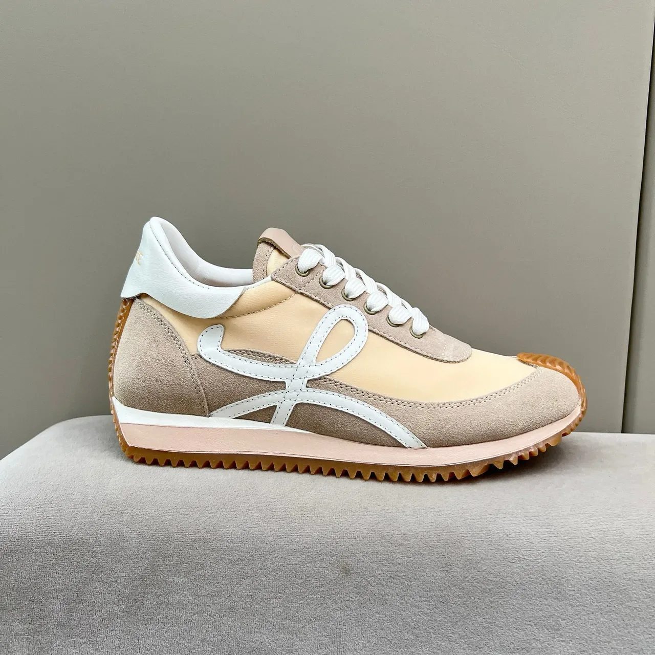 Loewe Flow Runner sneakers lifestyle beige et blanc 2