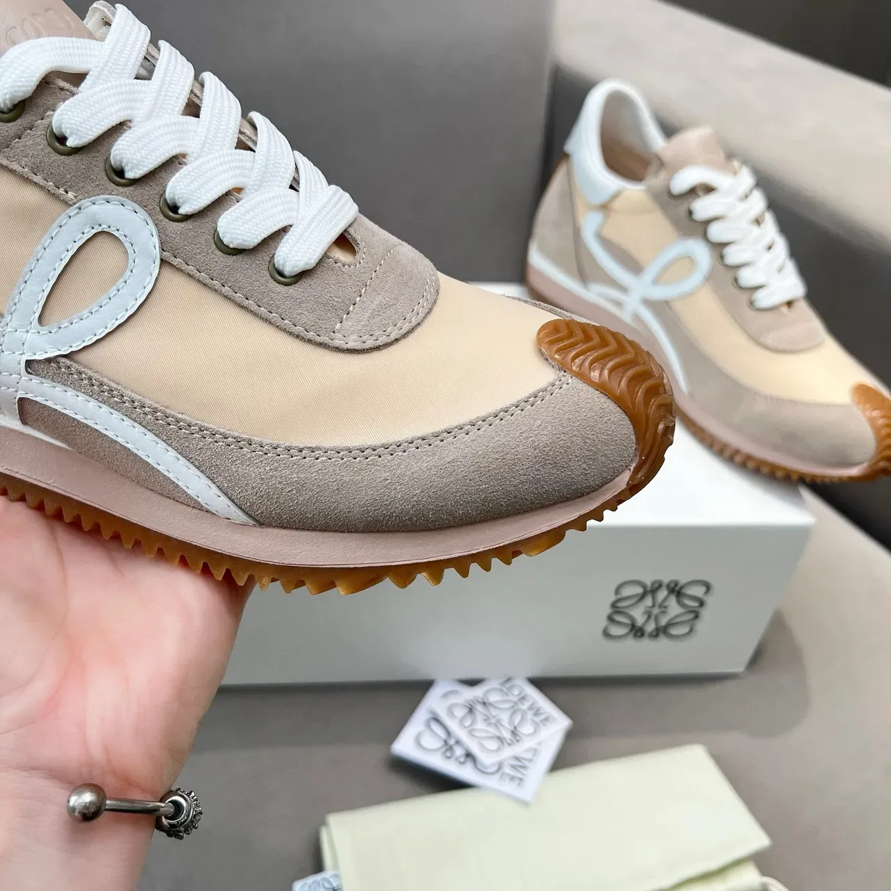 Loewe Flow Runner sneakers lifestyle beige et blanc 3
