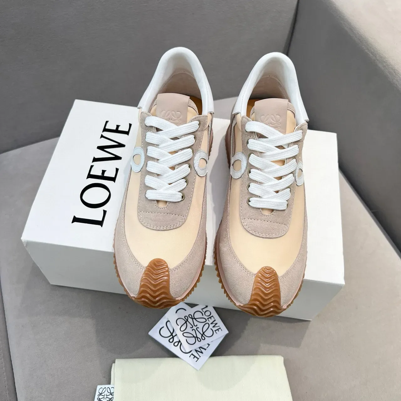 Loewe Flow Runner sneakers lifestyle beige et blanc 4