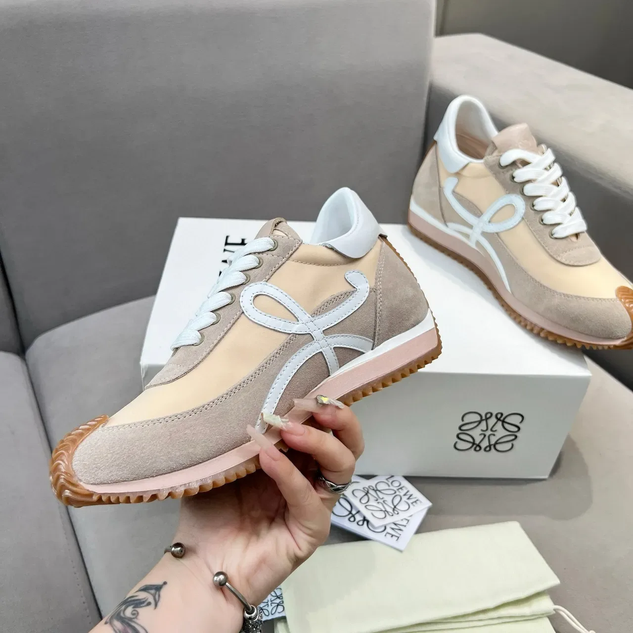 Loewe Flow Runner sneakers lifestyle beige et blanc 6