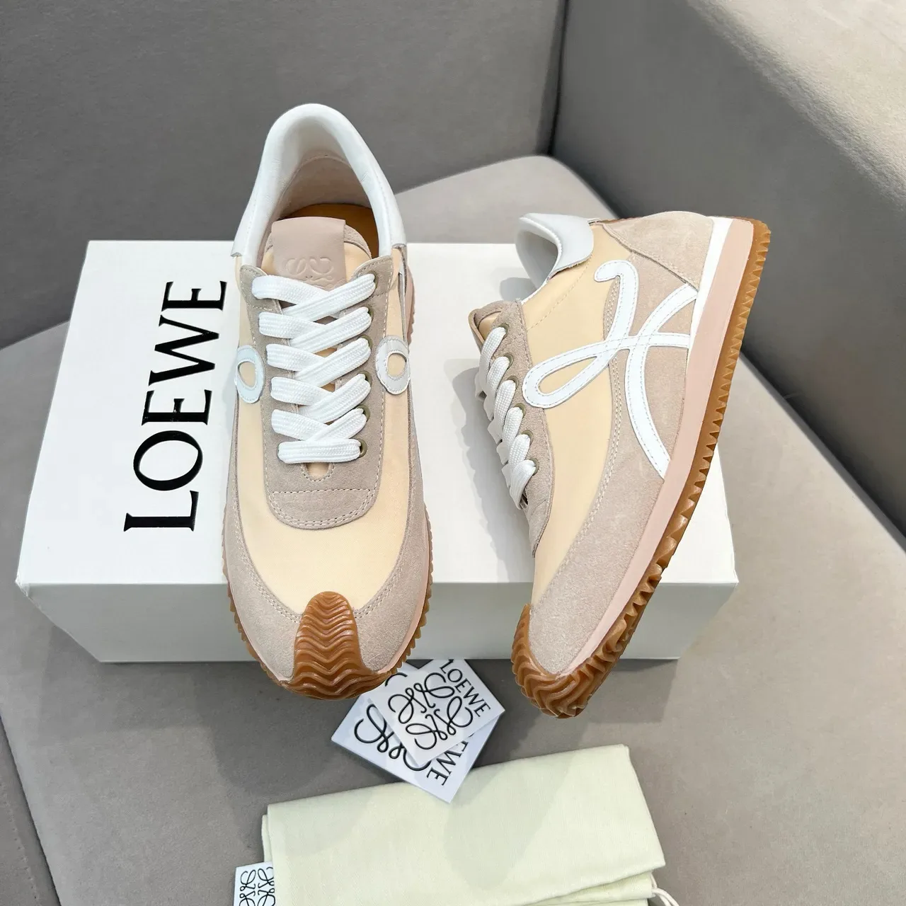 Loewe Flow Runner sneakers lifestyle beige et blanc 7