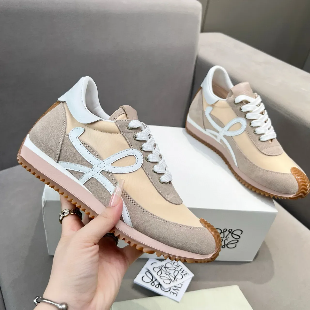Loewe Flow Runner sneakers lifestyle beige et blanc 8