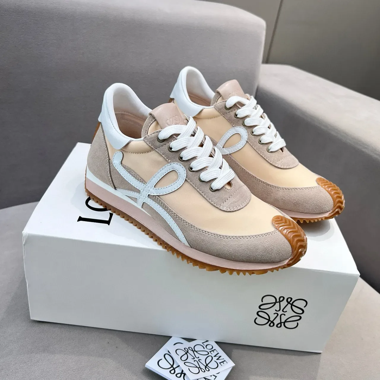 Loewe Flow Runner sneakers lifestyle beige et blanc 9
