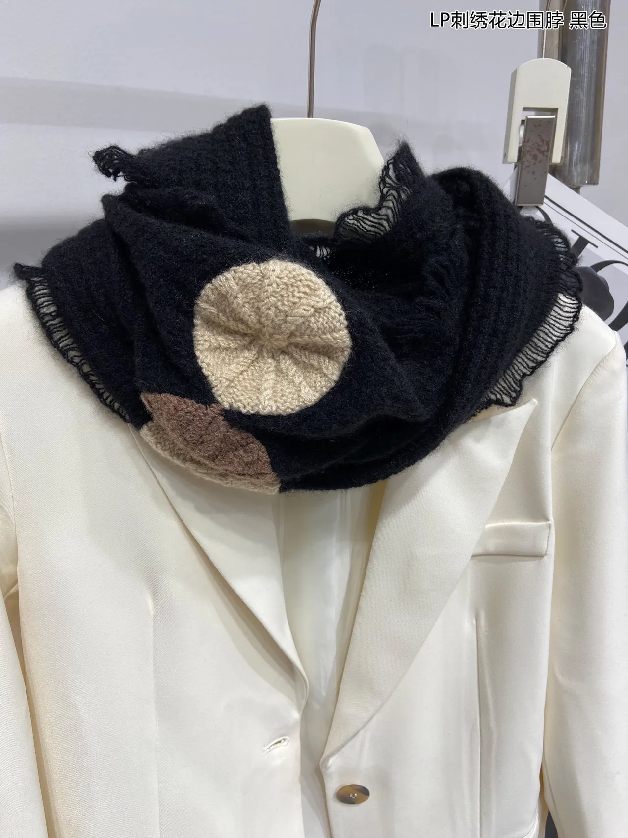 Loro Piana Motif de Feuille Brodé Écharpe en Cachemire Noir 7