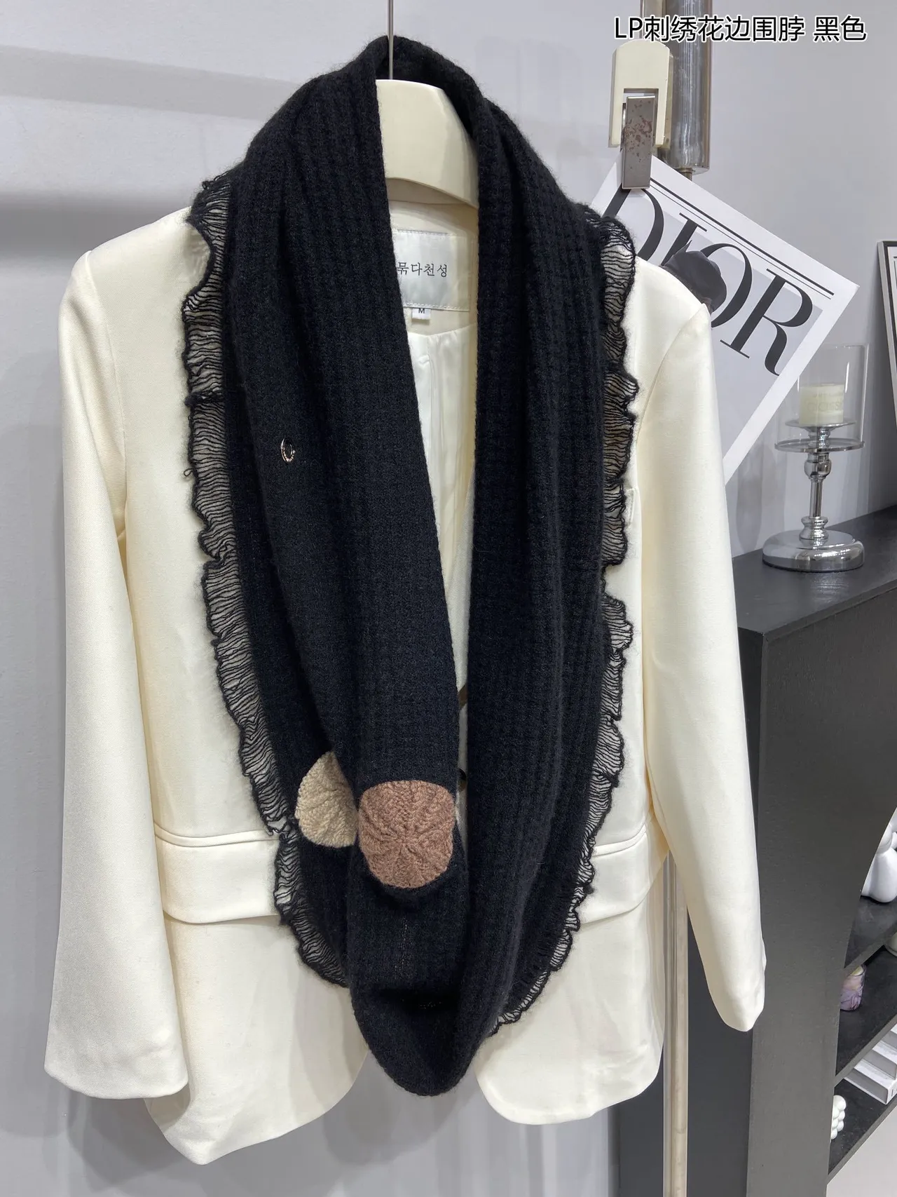 Loro Piana Motif de Feuille Brodé Écharpe en Cachemire Noir 8