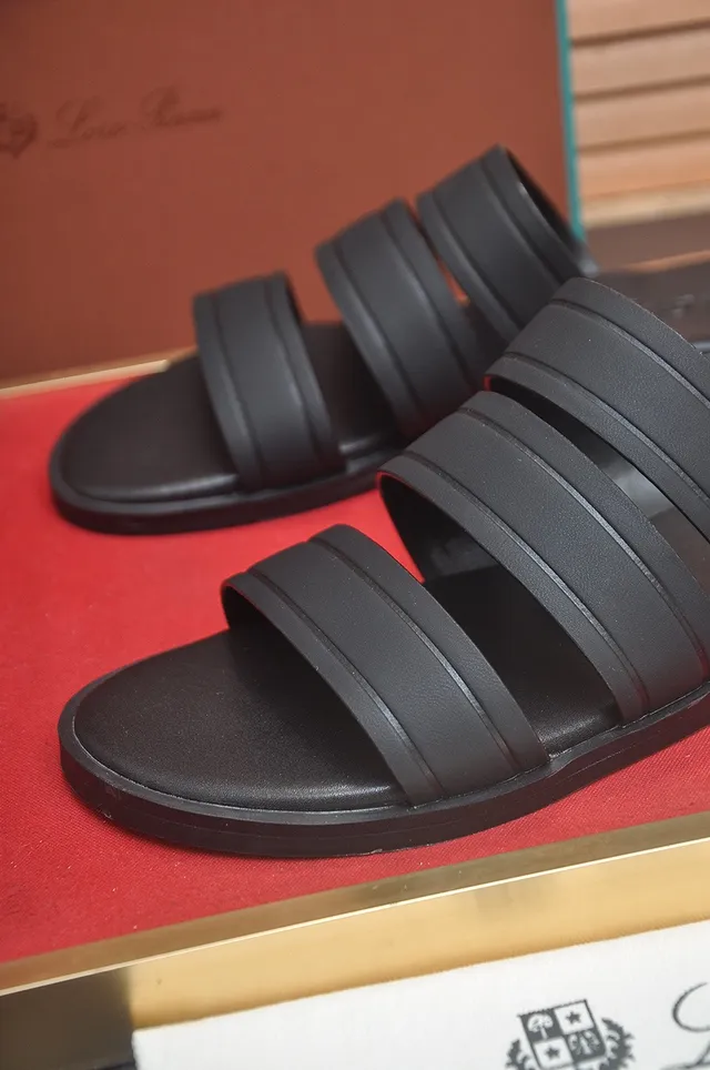Loro Piana Sandálias de triple tira pretas moldadas 9
