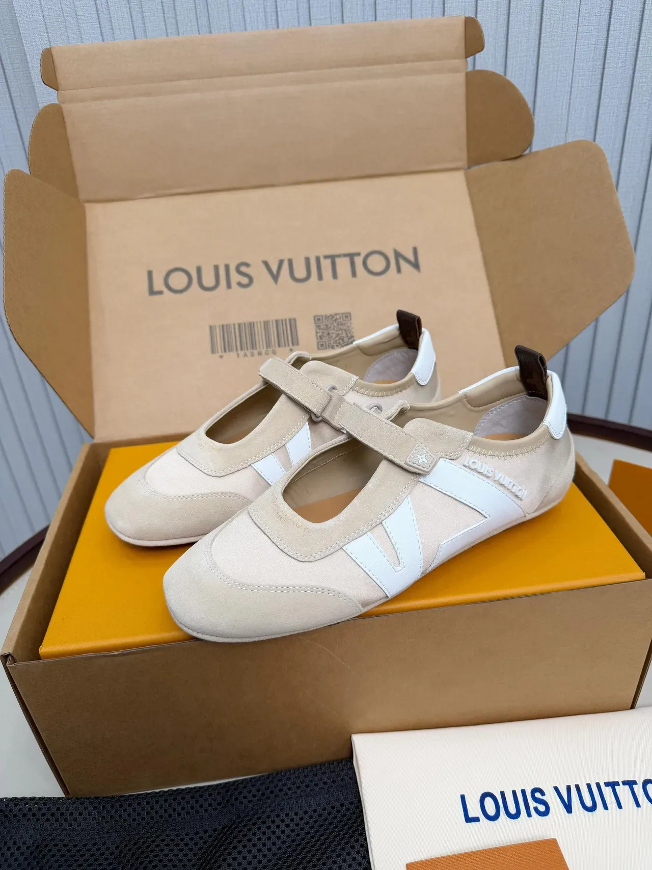 Louis Vuitton Mary Jane Beige et Blanc Cuir Daim 3