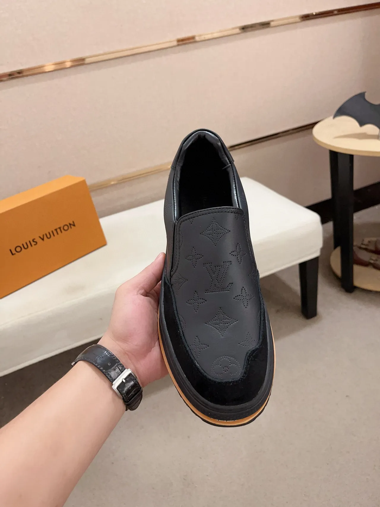 Louis Vuitton Negro Beige Monogram-Embossed Cuero Ante Embout de Punta Mocasin 2