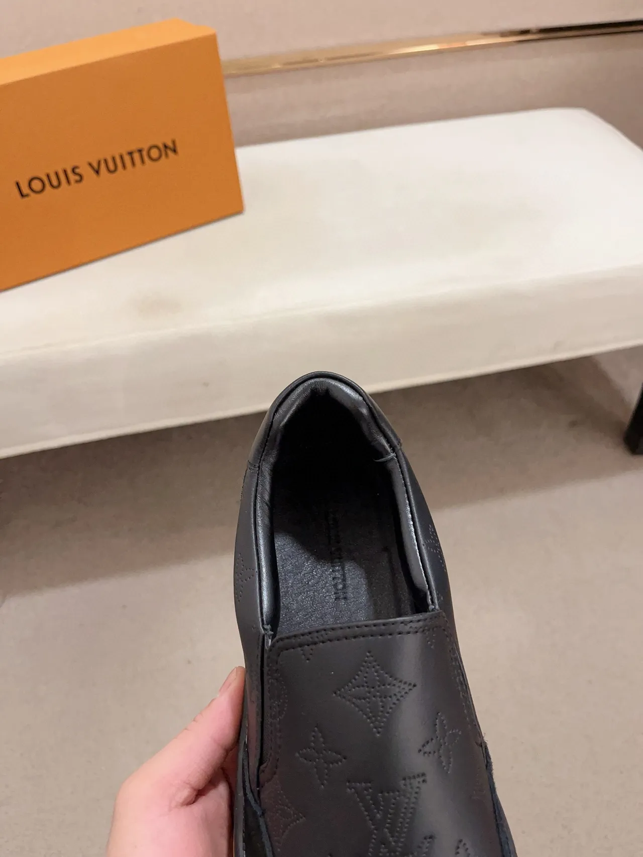 Louis Vuitton Negro Beige Monogram-Embossed Cuero Ante Embout de Punta Mocasin 6