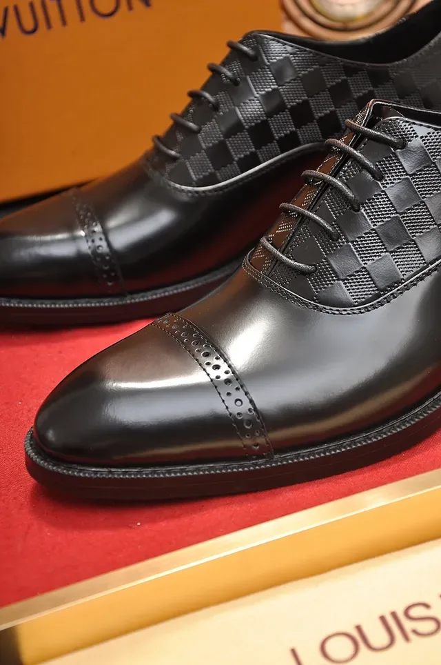 Sapatos Oxford Louis Vuitton Preto com Detalhes Brogue e Cap-Toe 2