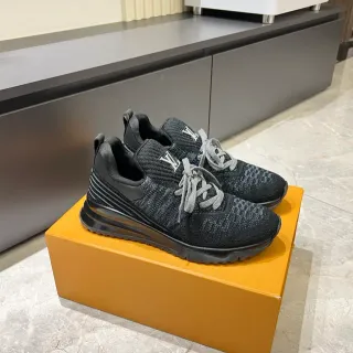 Louis Vuitton Zapatillas Lifestyle Negro y Gris con Upper de Tejido y Midsole Esculpida