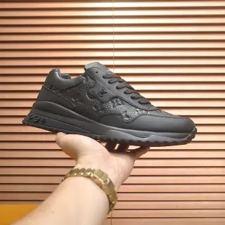 Louis Vuitton Preto Monograma Couro Esculpido Sola Chunky Estilo de Vida Tênis