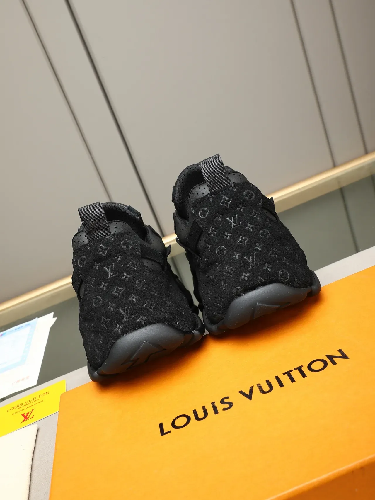 Louis Vuitton Sneakers Chunky Noires Monogramées en Suède et Cuir avec Panneaux Perforés 3