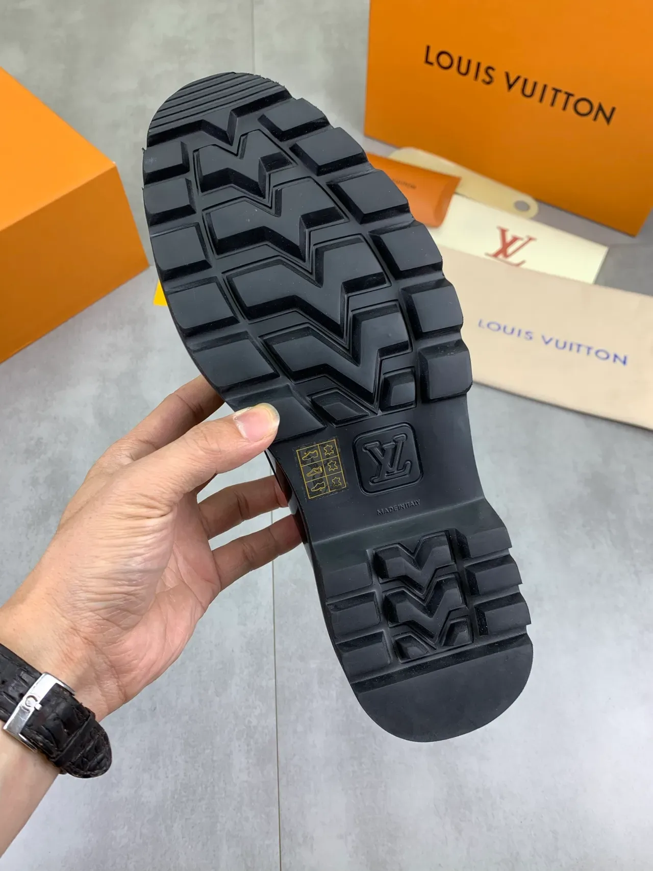 Louis Vuitton Mocassin Noir Cuir Patent Monogrammé Vamp 3