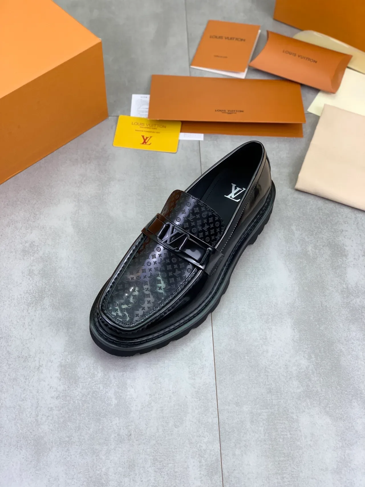 Louis Vuitton Mocassin Noir Cuir Patent Monogrammé Vamp 4