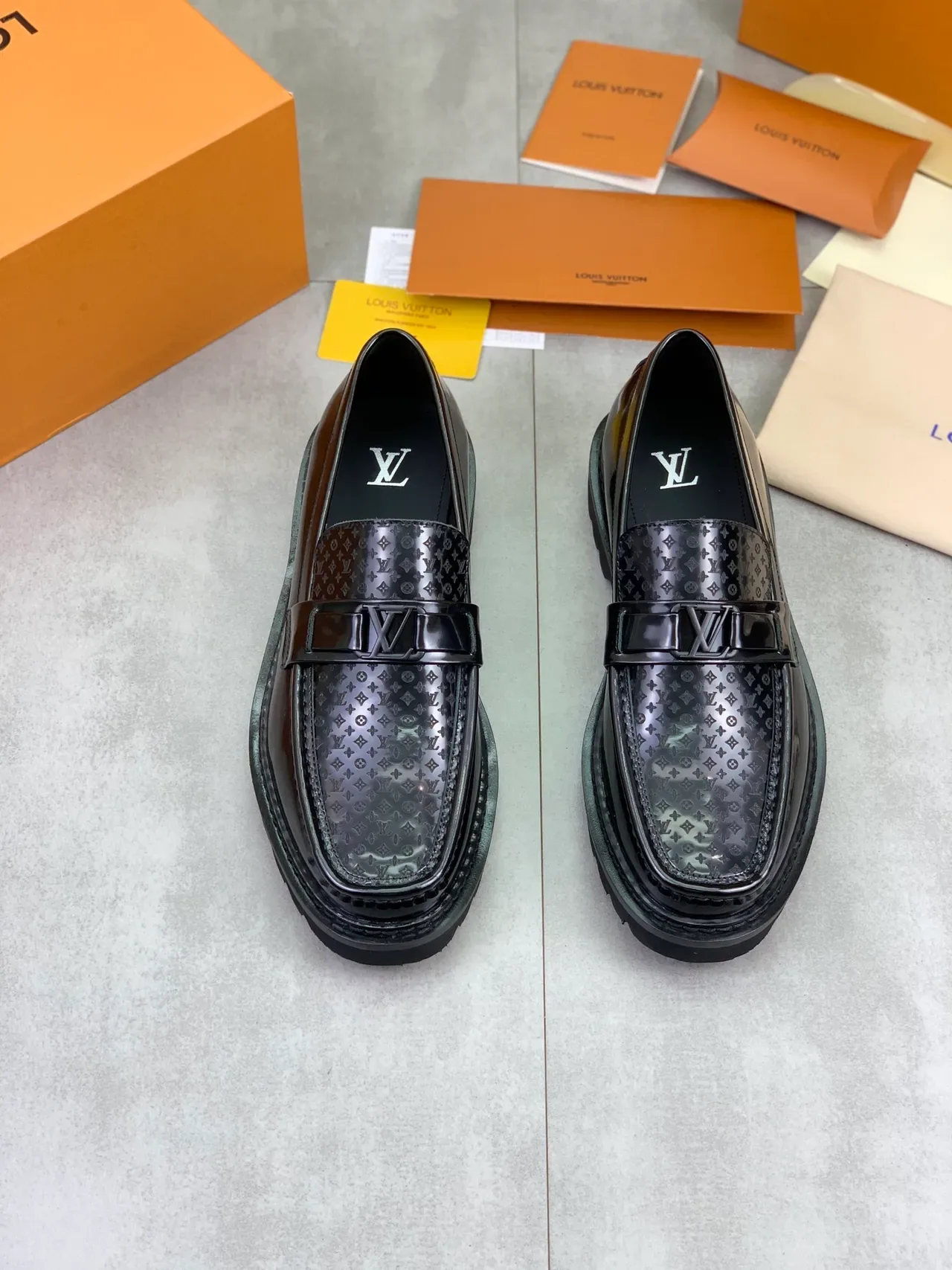 Louis Vuitton Mocassin Noir Cuir Patent Monogrammé Vamp 5