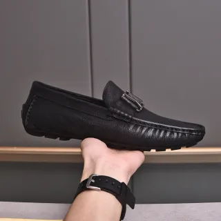 Louis Vuitton 黑色压纹皮革扣带乐福鞋