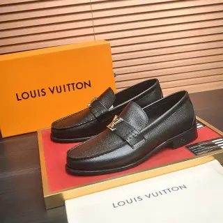 Louis Vuitton काला टेक्स्चर्ड लेदर LV बकल लोफर्स
