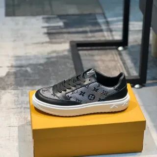 Louis Vuitton Tênis Lifestyle Pretos Brancos Monogramados de Malha de Couro com Sobreposições