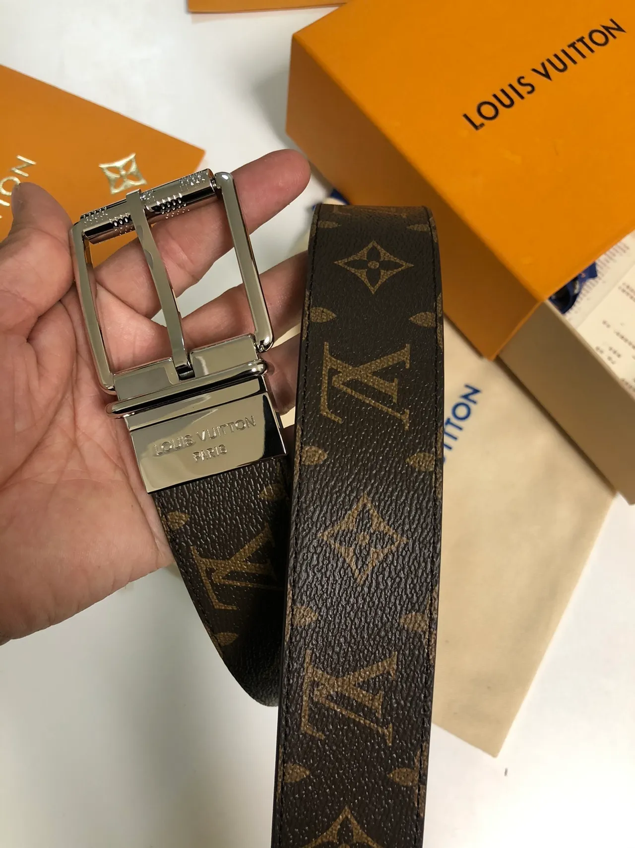 Louis Vuitton حزام جلد بني ذهبي مطبوع كانفاس قابل للعكس إبزة لون فضي 4