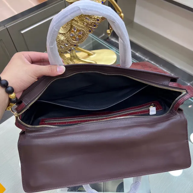 Louis Vuitton Sac à main en cuir estampé crocodile couleur Bordeaux Marron fermeture de flap avant 3