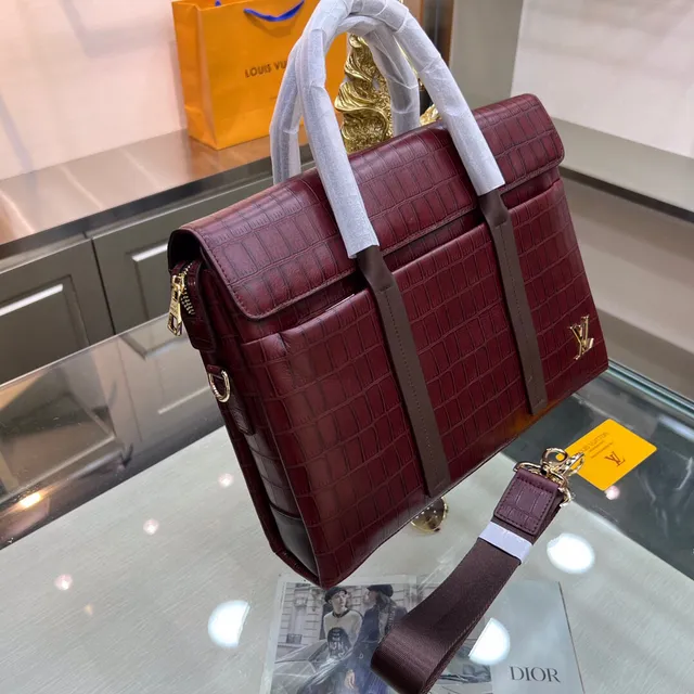Louis Vuitton Sac à main en cuir estampé crocodile couleur Bordeaux Marron fermeture de flap avant 4