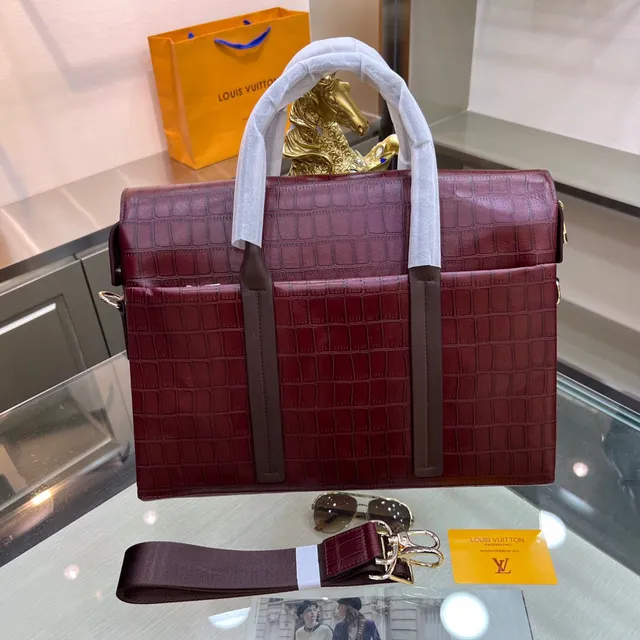 Louis Vuitton Sac à main en cuir estampé crocodile couleur Bordeaux Marron fermeture de flap avant 5