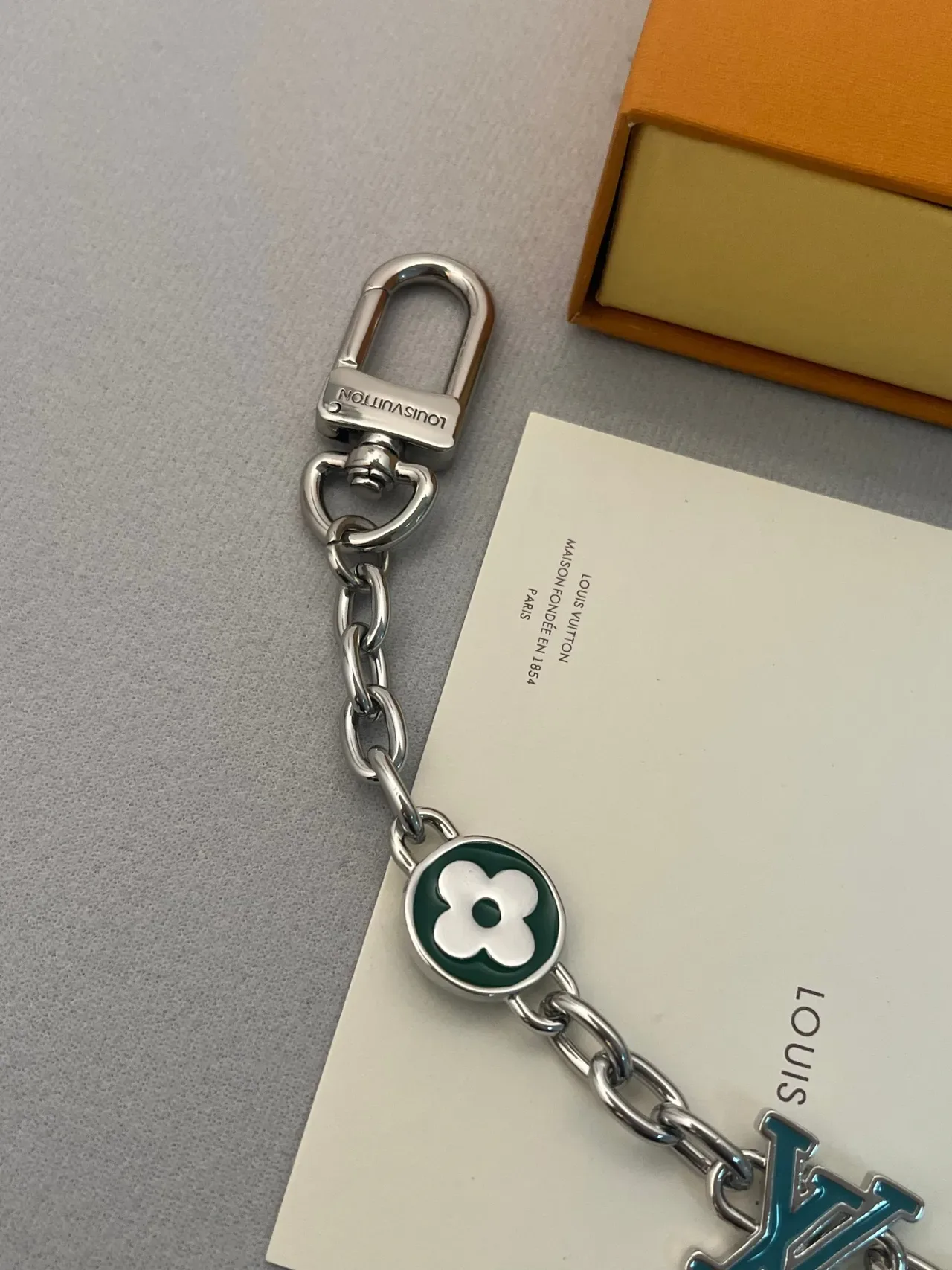 Louis Vuitton Pulseira Charms Prata Verde Corrente de Metal Esmalte 2