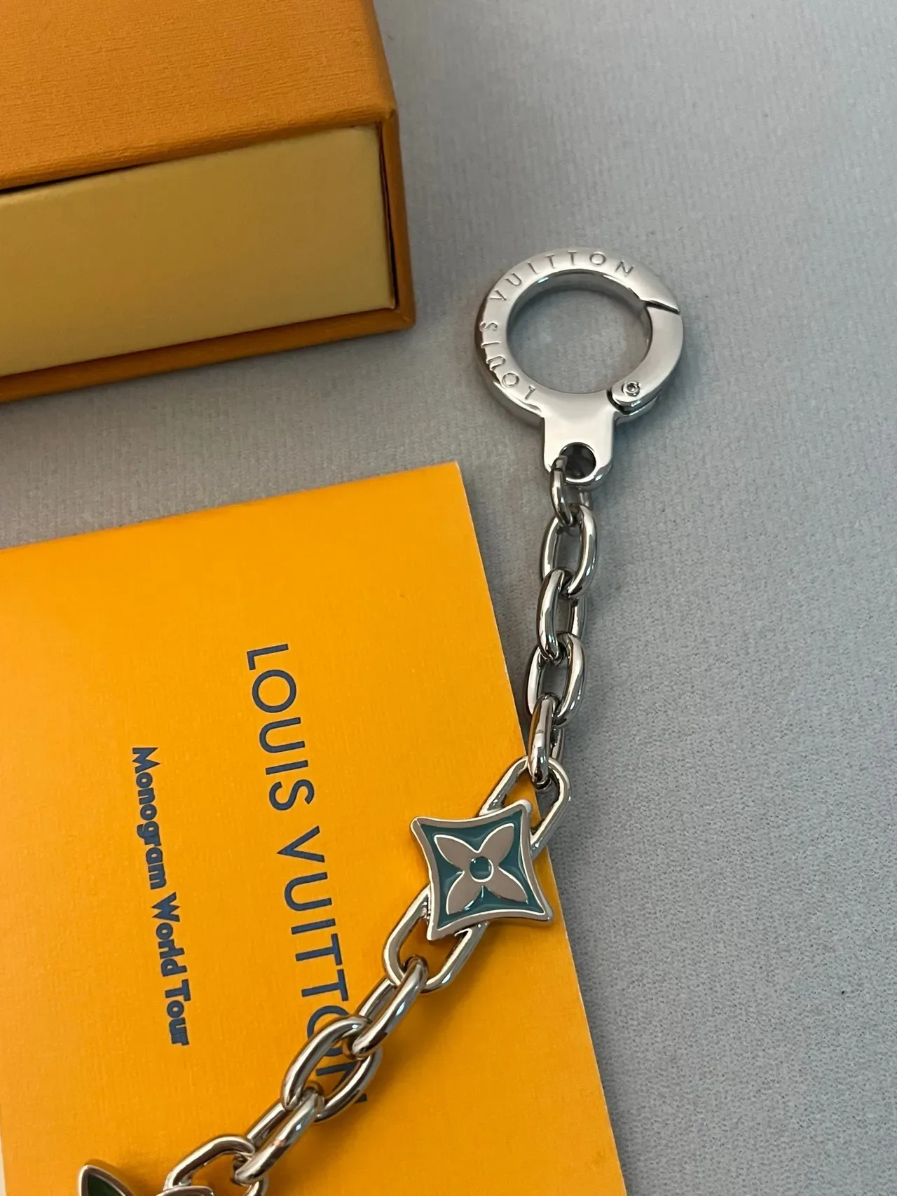 Louis Vuitton Pulseira Charms Prata Verde Corrente de Metal Esmalte 3