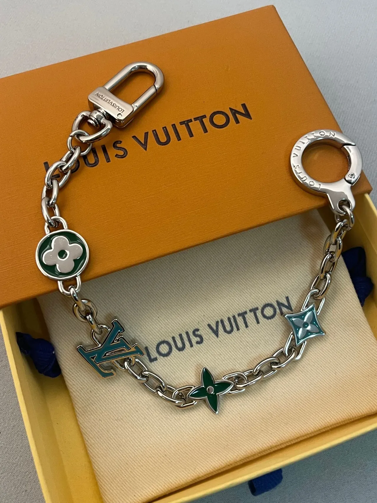 Louis Vuitton Pulseira Charms Prata Verde Corrente de Metal Esmalte 4