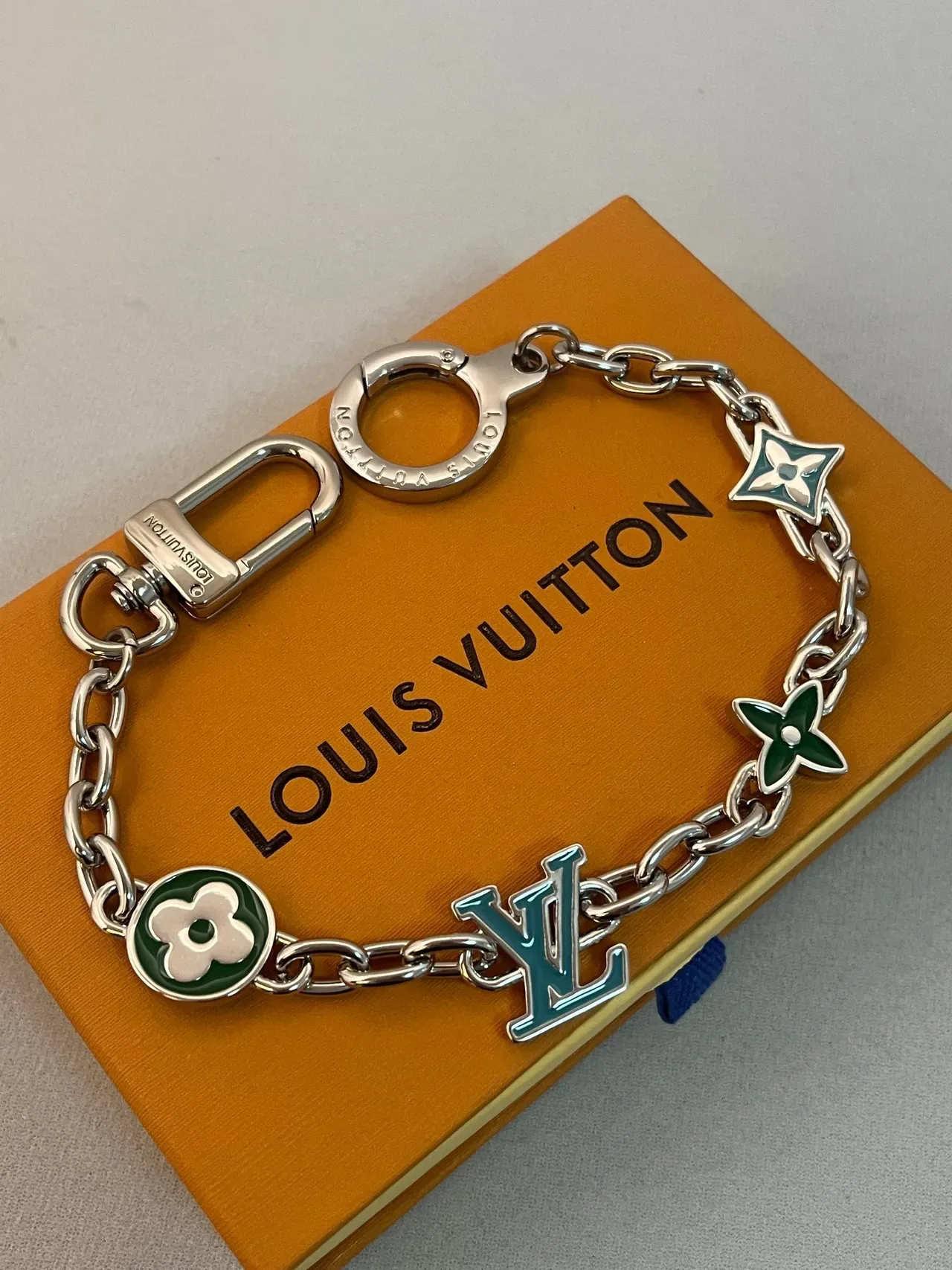 Louis Vuitton Pulseira Charms Prata Verde Corrente de Metal Esmalte 5
