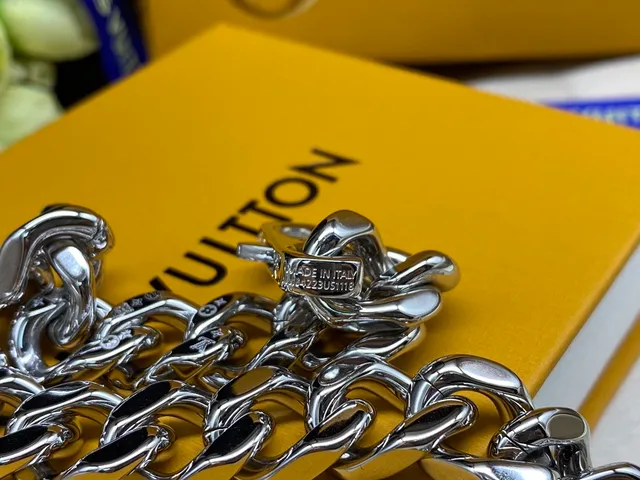 Louis Vuitton Chunky Curb-Link Silver-Tone Chain Bracelet 4