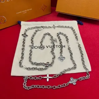 Louis Vuitton Floral Pearl Chain Silver White Curb Quatrefoil Flower Charms Necklace