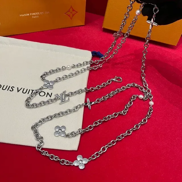 Louis Vuitton Floral Pearl Chain Silver White Curb Quatrefoil Flower Charms Necklace 2