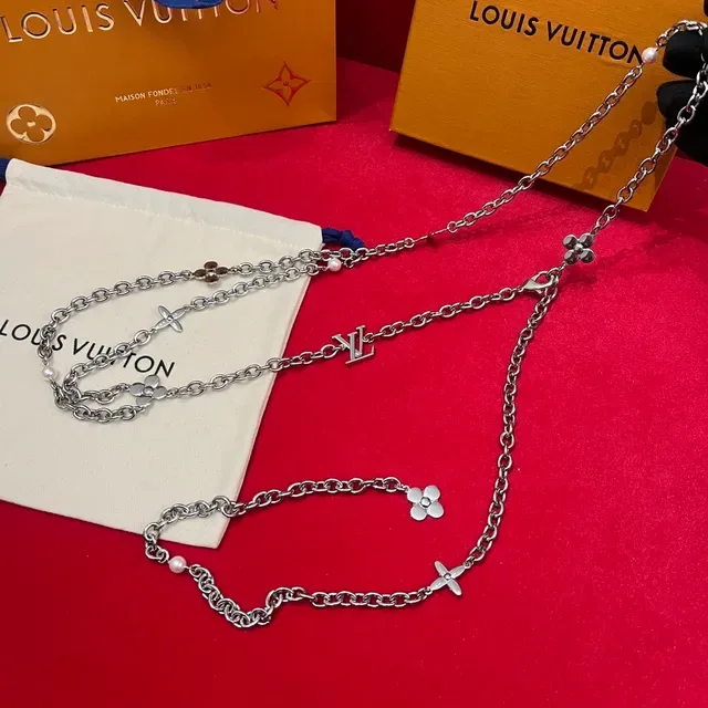 Louis Vuitton Floral Pearl Chain Silver White Curb Quatrefoil Flower Charms Necklace 4