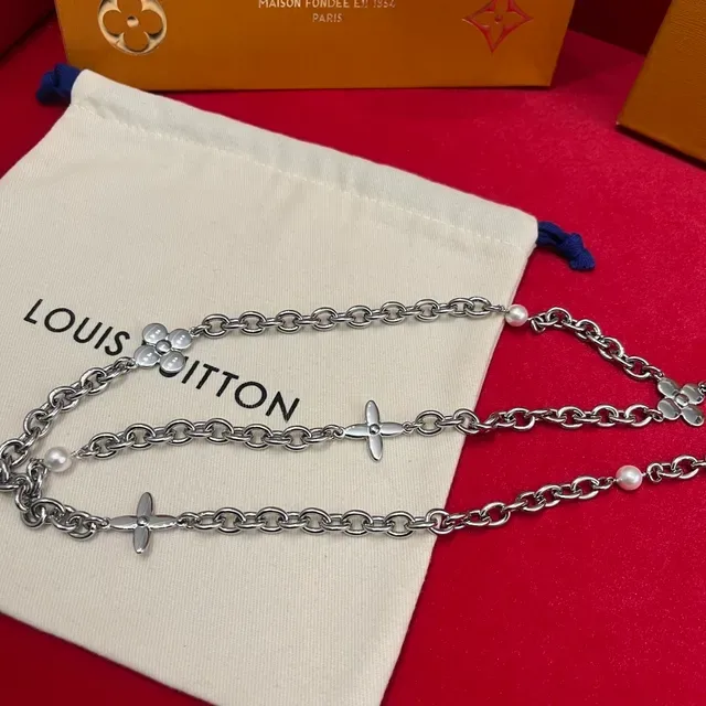 Louis Vuitton Floral Pearl Chain Silver White Curb Quatrefoil Flower Charms Necklace 7