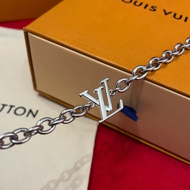Louis Vuitton Floral Pearl Chain Silver White Curb Quatrefoil Flower Charms Necklace 8