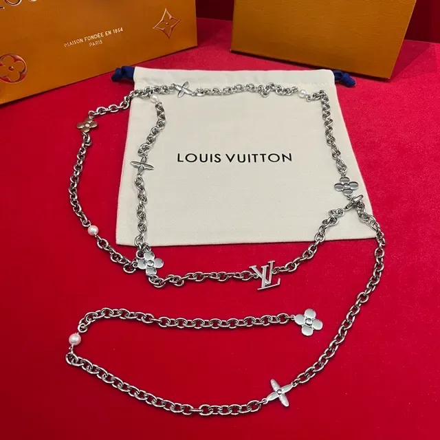 Louis Vuitton Floral Pearl Chain Silver White Curb Quatrefoil Flower Charms Necklace 9