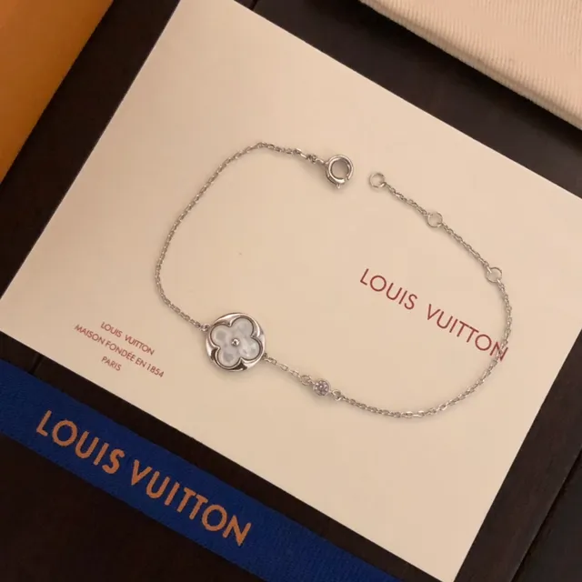 Louis Vuitton Flower and Monogram Disc Silver Necklace 5