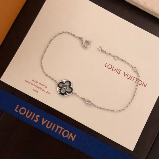 Louis Vuitton Flower and Monogram Disc Silver Necklace 8