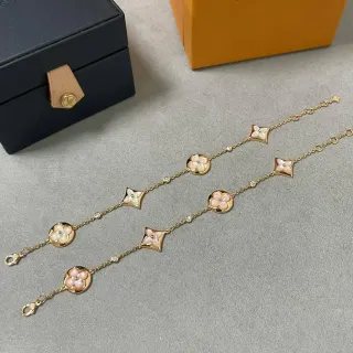 लुई विट्टन फूल और स्टार मोटिफ गोल्ड टोन चेन ब्रेसलेट