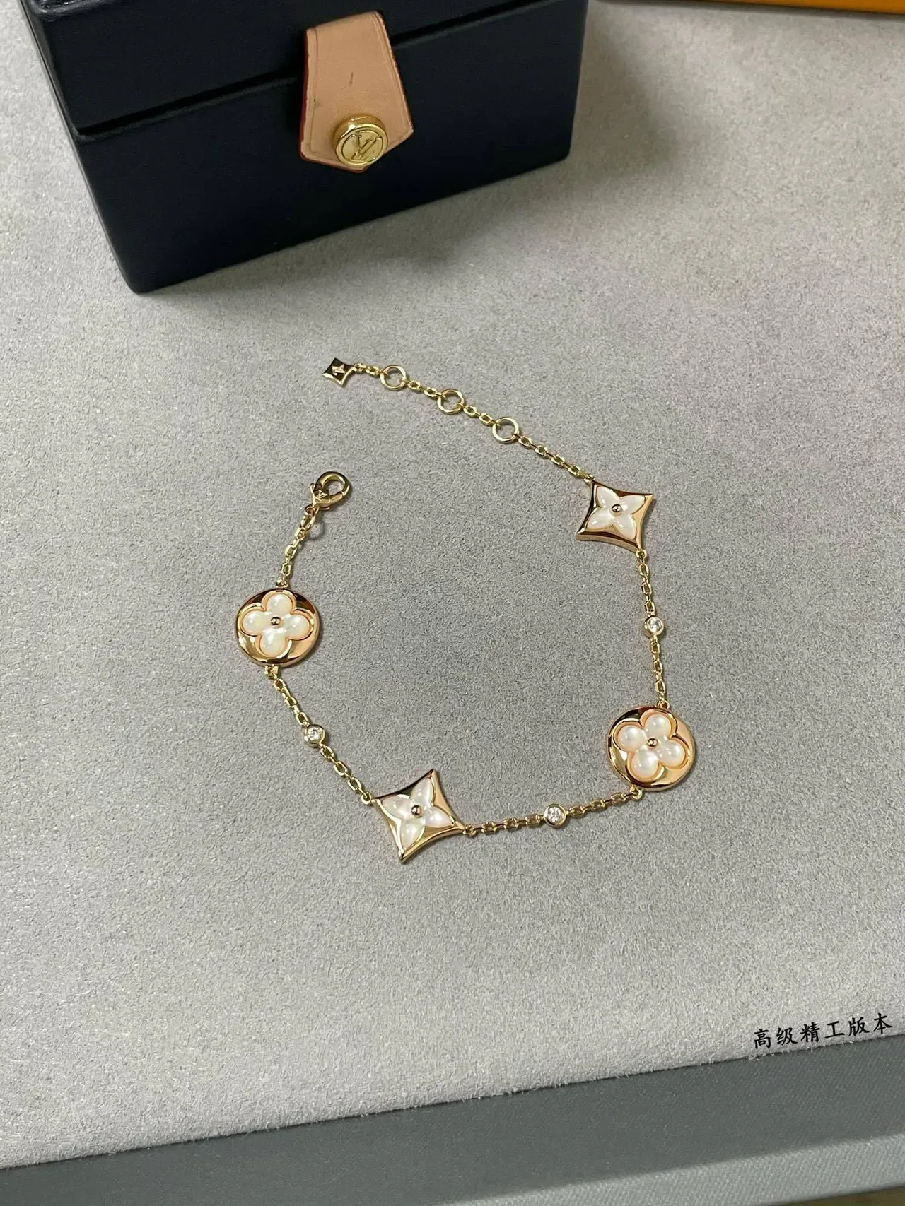 Louis Vuitton Bracelet Motif Fleur et Étoile Chaîne Dorée 2