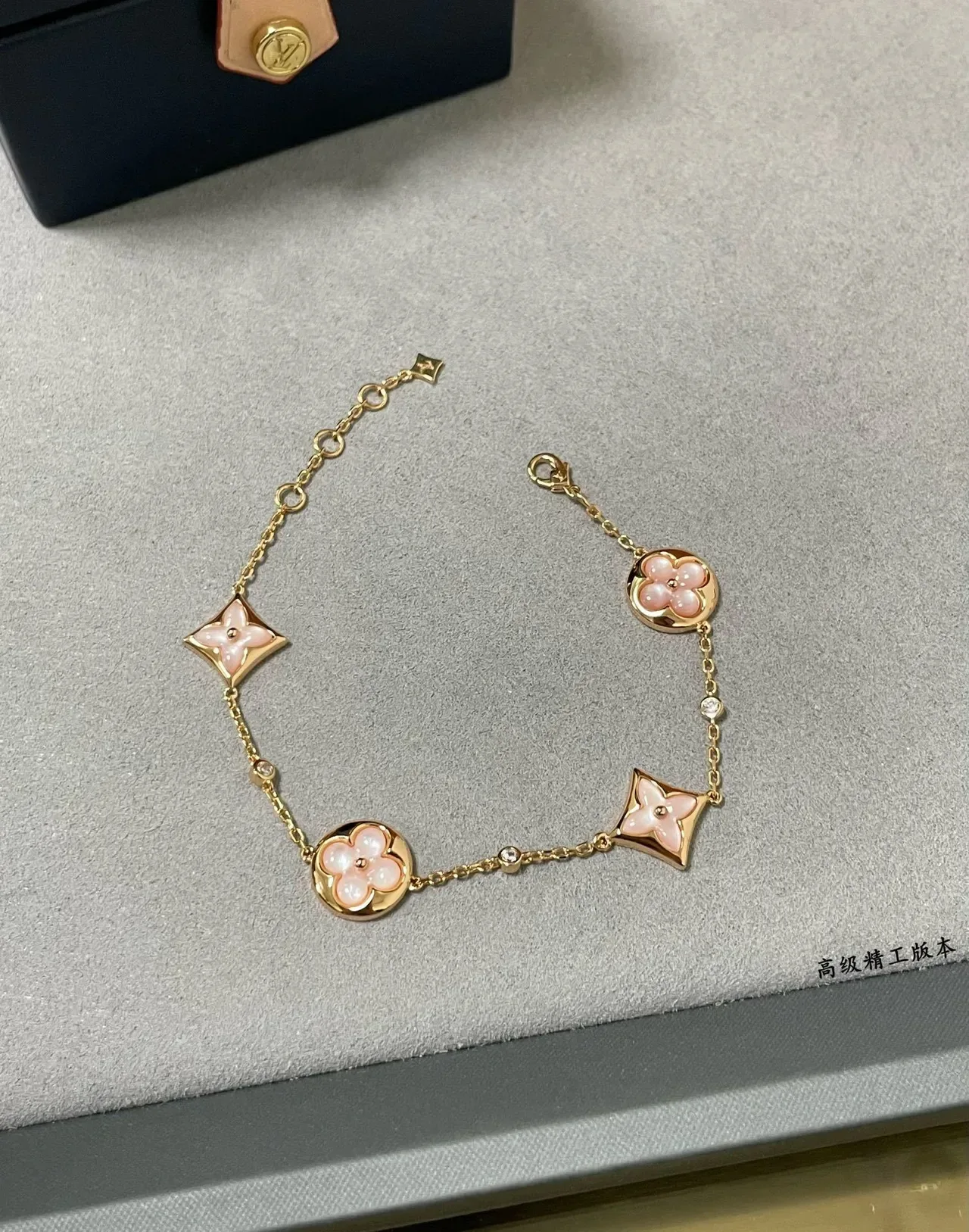 Louis Vuitton Bracelet Motif Fleur et Étoile Chaîne Dorée 3