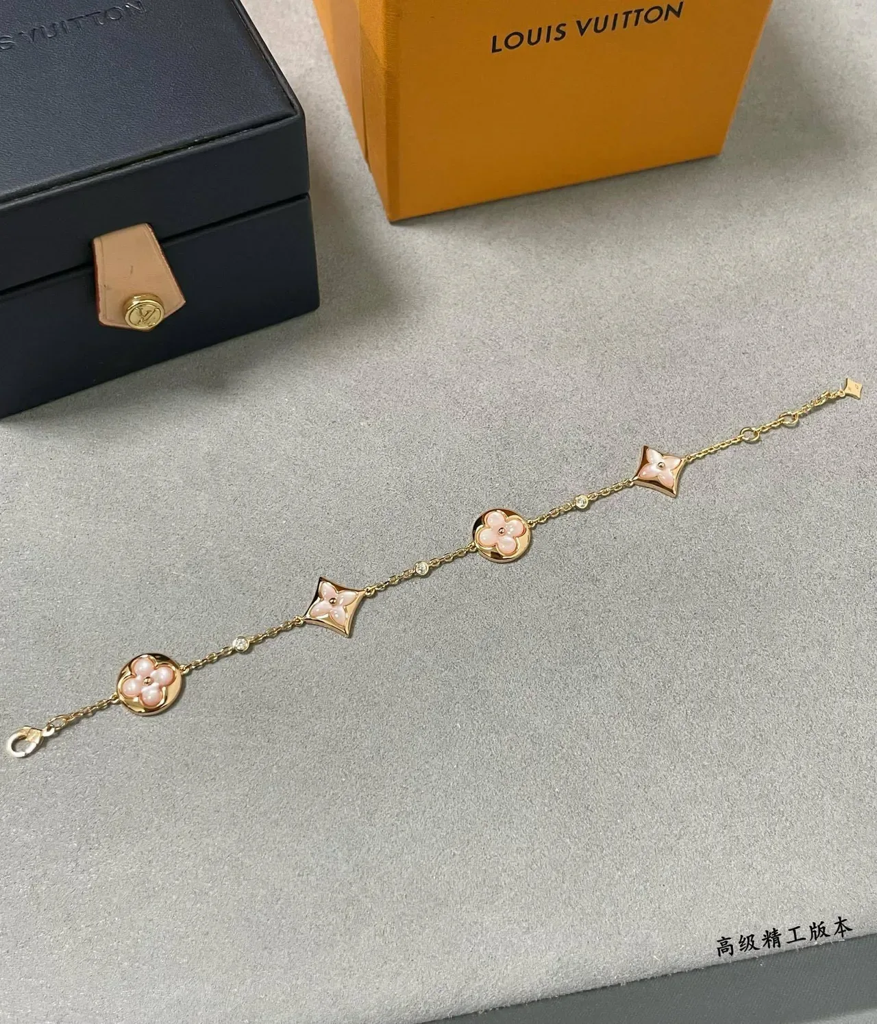 Louis Vuitton Bracelet Motif Fleur et Étoile Chaîne Dorée 5