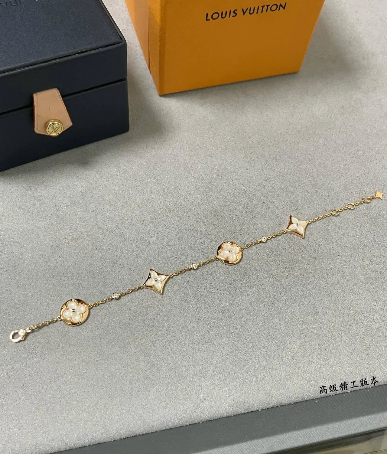 Louis Vuitton Bracelet Motif Fleur et Étoile Chaîne Dorée 6