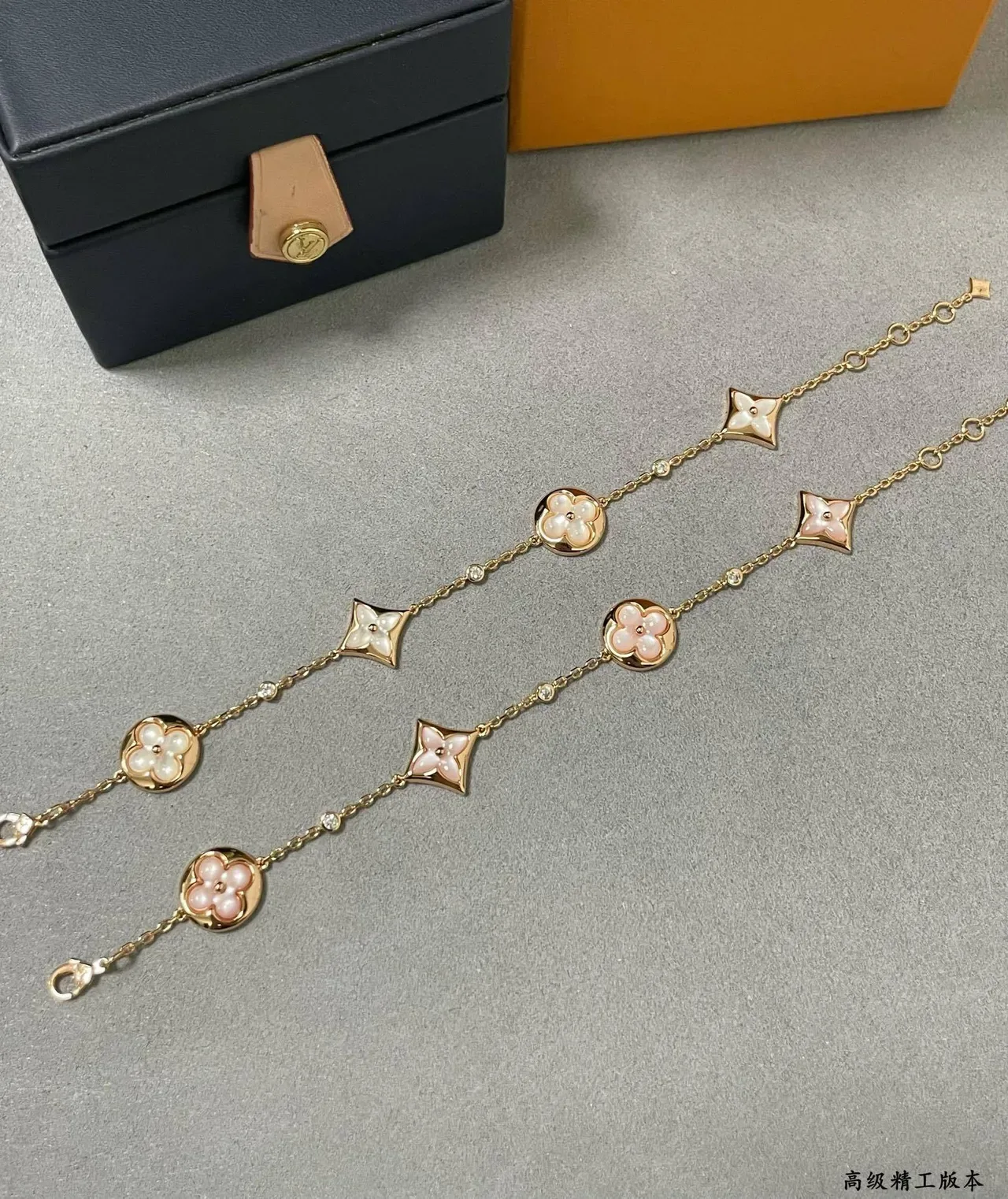 Louis Vuitton Bracelet Motif Fleur et Étoile Chaîne Dorée 7