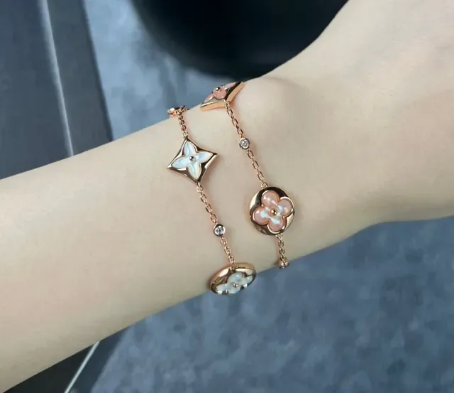 Louis Vuitton Bracelet Motif Fleur et Étoile Chaîne Dorée 9