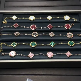 Louis Vuitton تعويذة زهرة إيمل سلسلة ذهبية اللون أساور