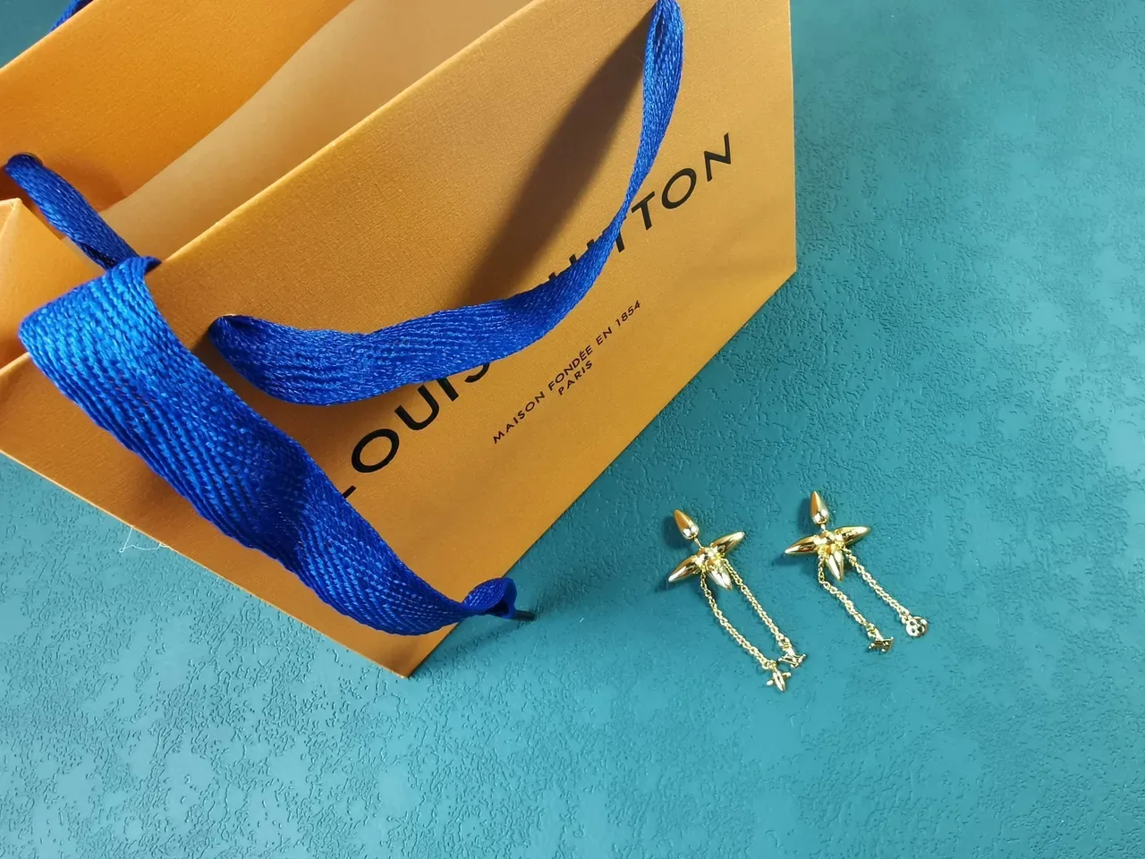 Boucles d'oreilles Louis Vuitton Motif Fleur Chaîne Dorée 3