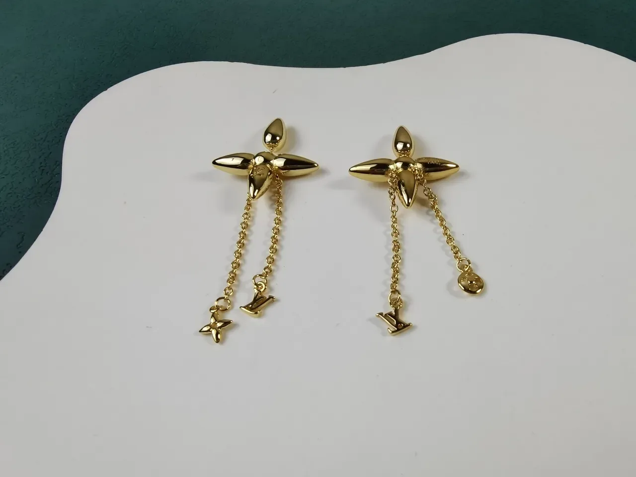 Boucles d'oreilles Louis Vuitton Motif Fleur Chaîne Dorée 4